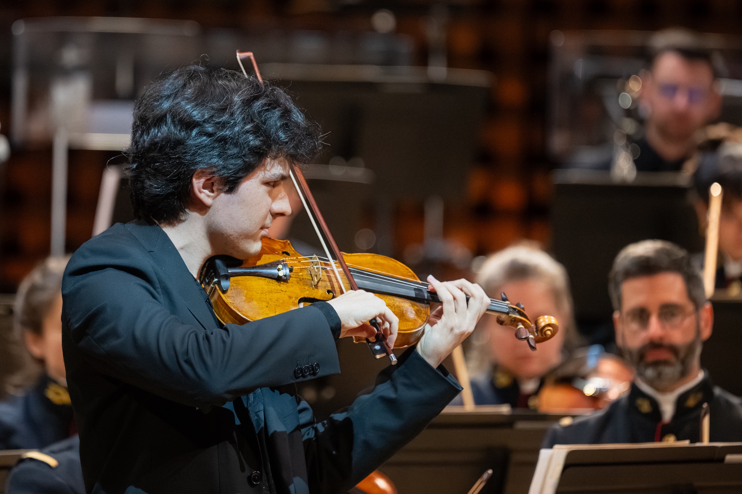 Gabriel Rostagni jouant devant l’orchestre
