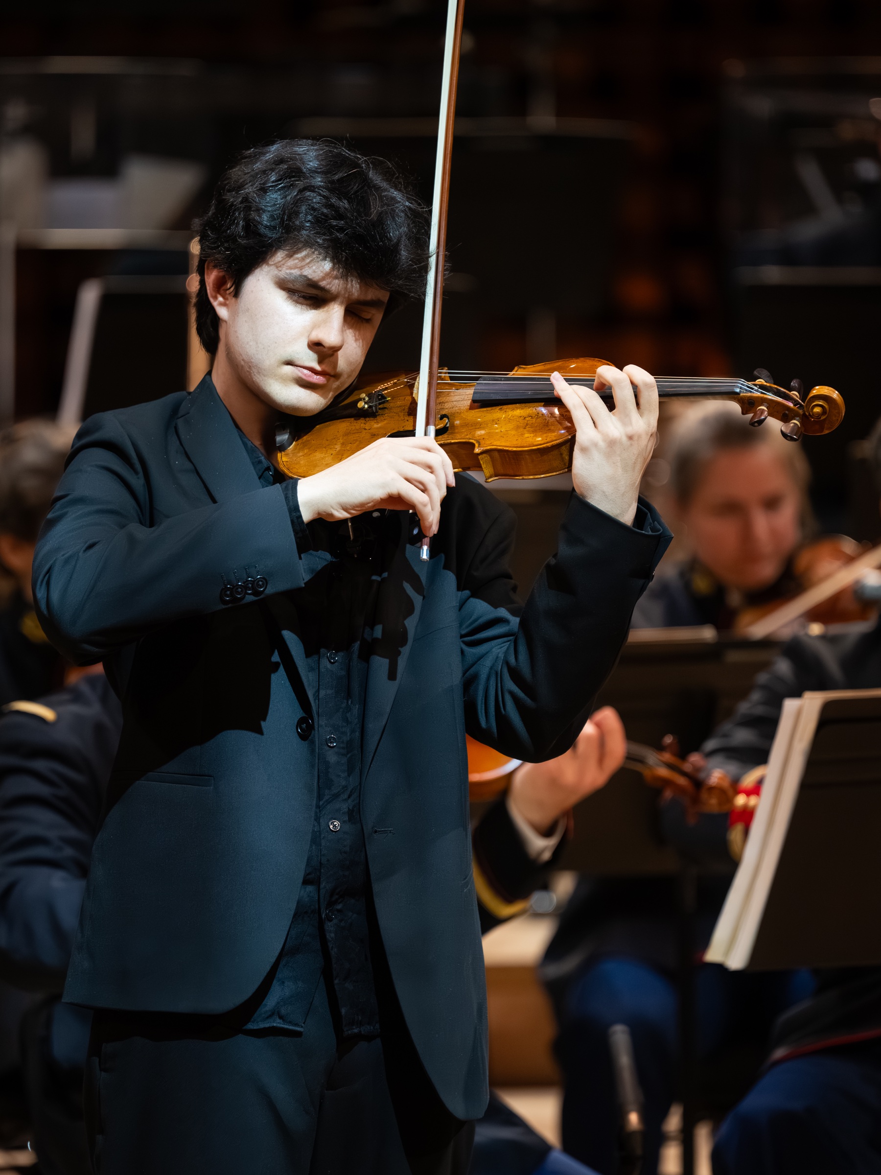 Gabriel Rostagni jouant du violon en soliste avec orchestre