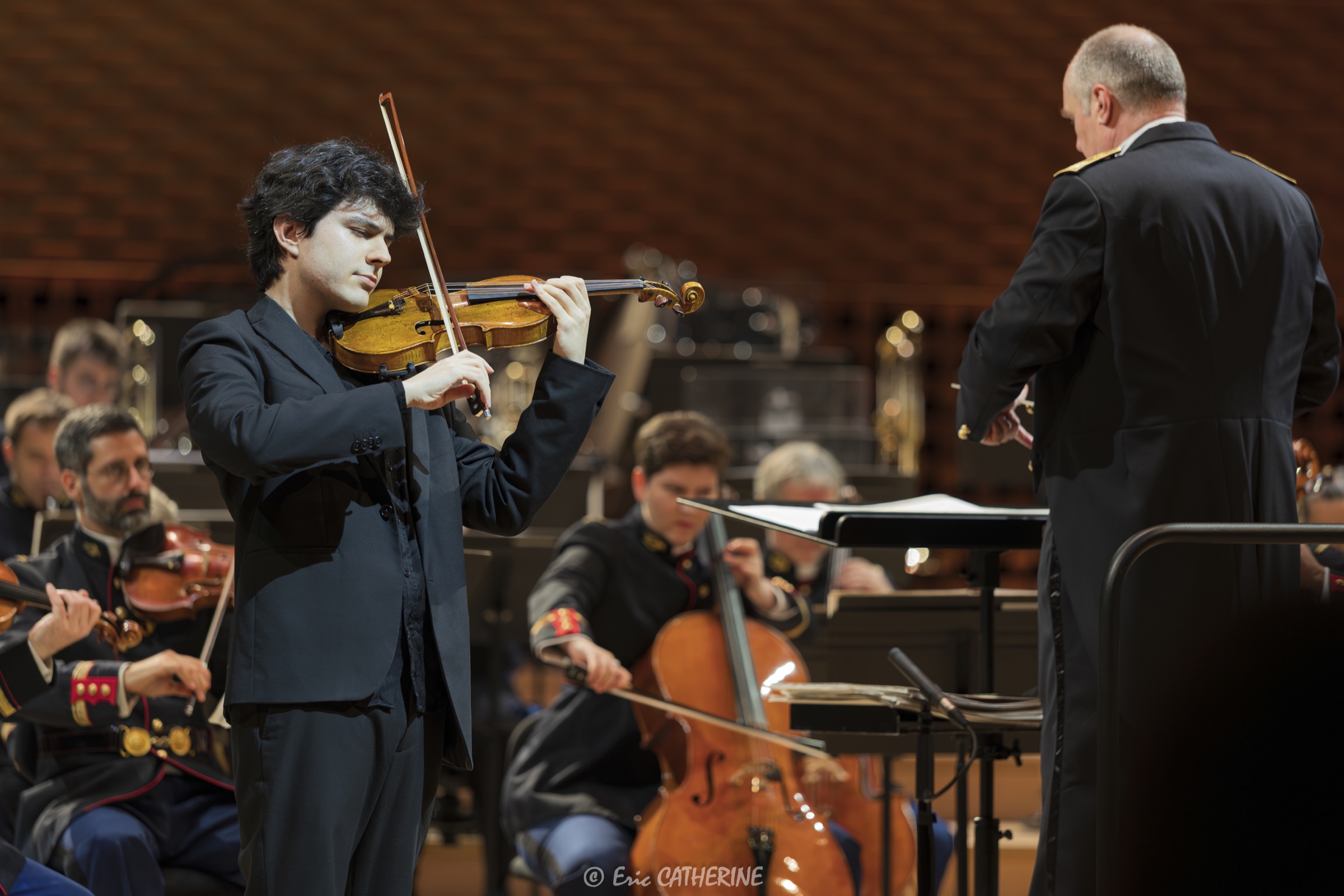 Gabriel Rostagni au violon face au chef d’orchestre