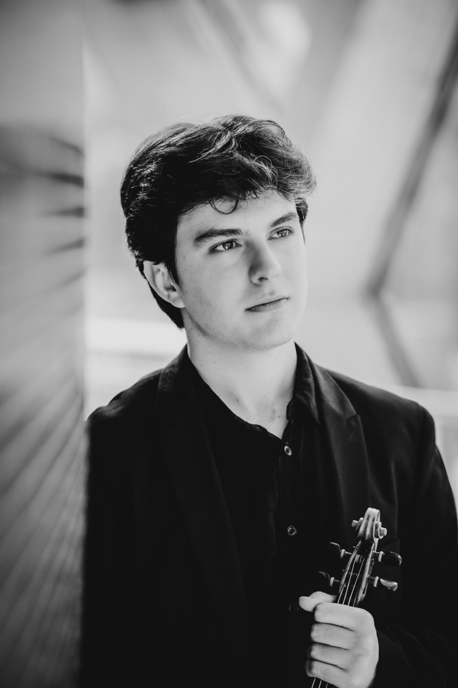 Portrait en noir et blanc de Gabriel Rostagni avec son violon