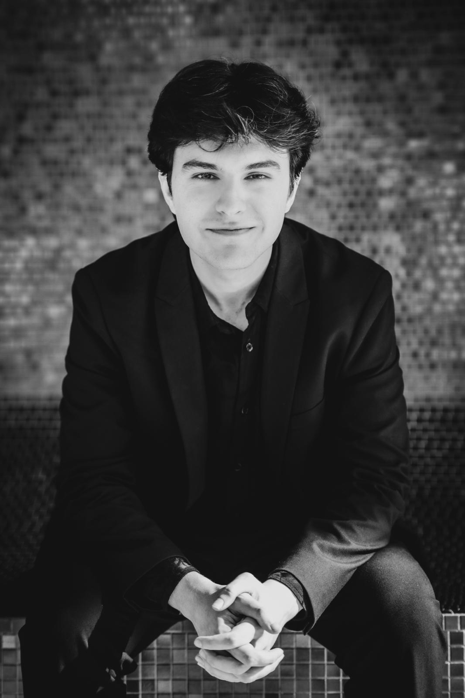 Portrait de Gabriel Rostagni assis